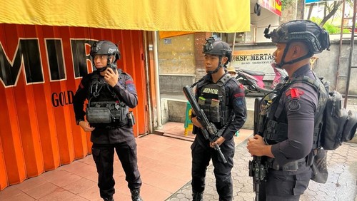 Personel Brimob mengamankan pertokoan emas di Jalan Hasanuddin, Denpasar.