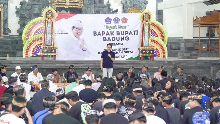 Bupati Badung I Wayan Adi Arnawa saat megendu wirasa bersama tokoh dan anggota Sekaa Teruna (ST) Manik Giri, Banjar Taman Griya, Jimbaran, Kuta Selatan, Badung, Jumat (21/3/2025). (Foto: Dok. Pemkab Badung)