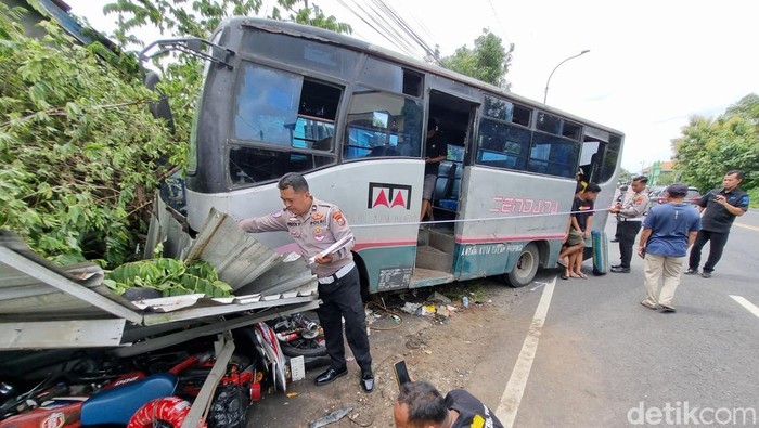 Bus Cendana tabrak bengkel di Ponorogo