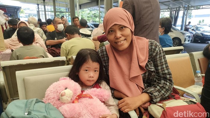 Citra dan keluarganya terpaksa beli tiket lagi karena tertinggal kereta. Ia juga menginap di Stasiun Kereta demi tak tertinggal kereta lagi (Dwi Rahmawati/detikcom)