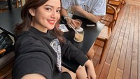 Tak kalah seru momennya saat ngopi berdua dengan Ifan di sebuah kafe. Citra mengatakan bahwa momen ini setelah mereka lari pagi bersama. Foto: Instagram @citramonica