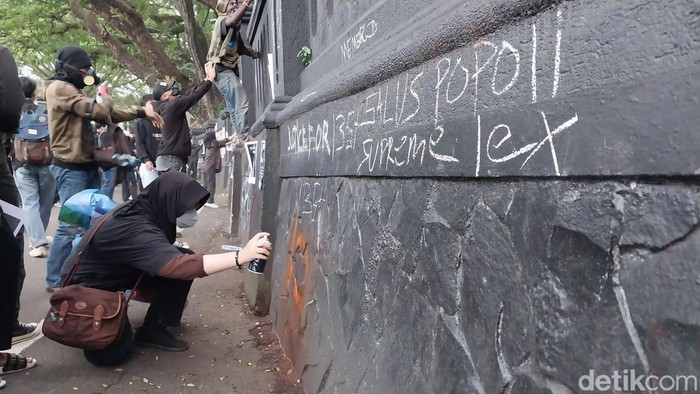 Demo menolak pengesahan Undang-Undang TNI digelar di DPRD Kota Malang Demo menolak pengesahan Undang-Undang TNI digelar di DPRD Kota Malang
