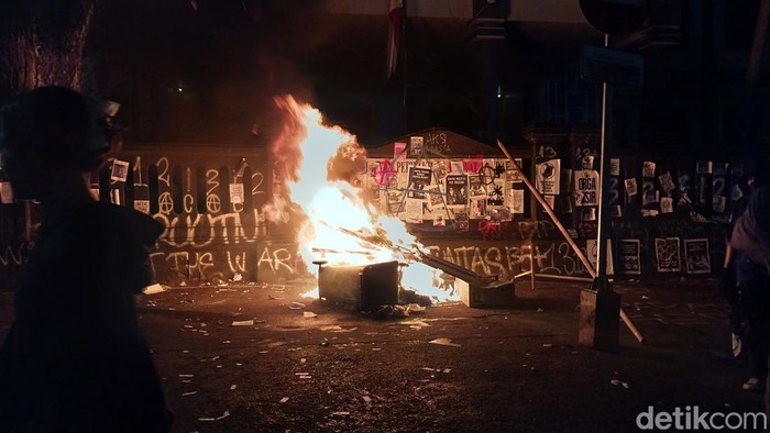 Demo tolak UU TNI di Kota Malang ricuh