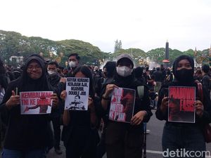 Demo Tolak UU TNI, Polisi: Mahasiwa Bakar Ban Bukan Pos Jaga