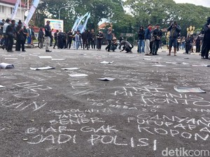 Demo UU TNI Kota Malang, Kecaman Dwifungsi ABRI Tertulis di Aspal Jalan