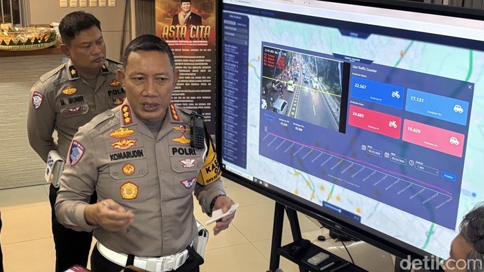 Dirlantas Polda Jatim Kombes Komarudin menyampaikan rekayasa lalu lintas selama Operasi Ketupat Semeru 2025.