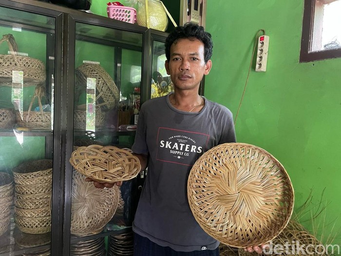 Diryanto memperlihatkan hasil karyanya