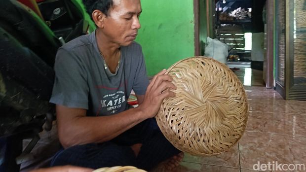 Diryanto memperlihatkan hasil karyanya