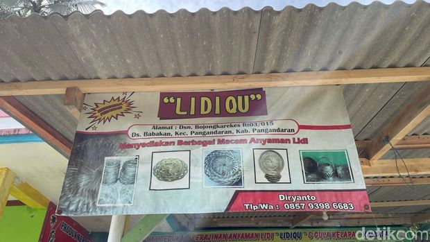 Diryanto memperlihatkan hasil karyanya