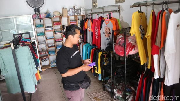 Distro yang menjual kaus dengan tulisan logas khas Pati. Foto diunggah Minggu (23/3/2025).
