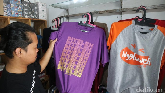 Distro yang menjual kaus dengan tulisan logas khas Pati. Foto diunggah Minggu (23/3/2025).