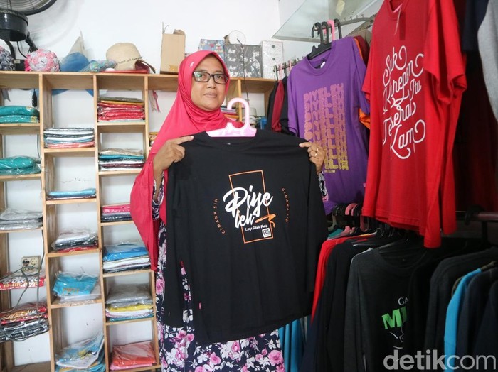 Fatmi Nurjanah (53) pemilik usaha kaus oblong ditemui di distronya Desa Winong, Kecamatan Pati, Pati, Minggu (23/3/2025).