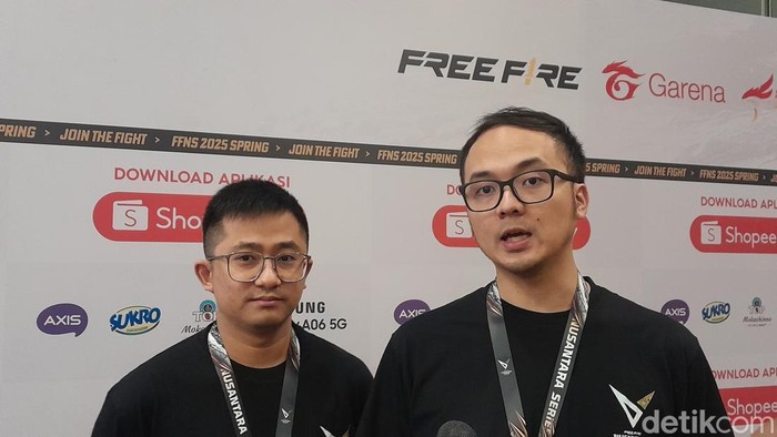 Country Head Garena Indonesia Hans Saleh dan Game Producer Free Fire Indonesia Christiandy Franciscus saat memberikan keterangan di Medan
