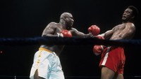 Usai juara Olimpiade, Foreman memasuki dunia tinju profesional. Joe Frazier menjadi lawan tangguh pertamanya. Foreman mengalahkan Frazier pada 1973 untuk merebut gelar  WBA dan WBC untuk pertama kalinya. (Foto: The Ring Magazine via Getty Imag/The Ring Magazine)