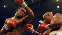 Kekalahan kembali ditelan Foreman saat menghadapi Evander Holyfield pada 1991. Foreman untuk ketiga kalinya kalah di atas ring saat itu, juga gagal merebut gelar WBA, WBC, dan IBF. (Foto: Andrew D. Bernstein/Getty Images)