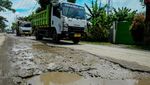Hati-hati! Jalan Akses Wisata Pantai Tanjung Pasir Rusak