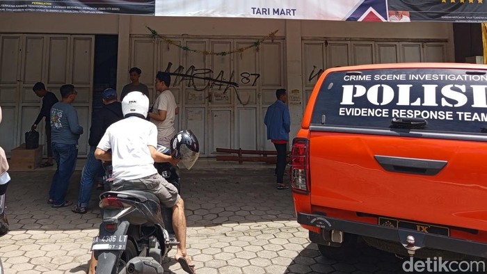 Inafis Polresta Magelang melakukan pemeriksaan di lokasi kejadian Tari Mart Jalan Soekarno-Hatta, Pasuruhan, Mertoyudan, yang menjadi sasaran maling, Minggu (23/3/2025).