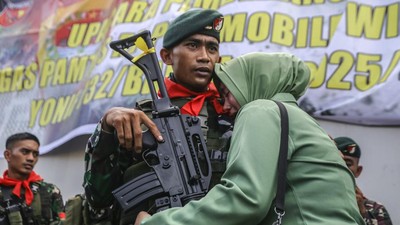Isak Tangis dan Lambaian Tangan Iringi Keberangkatan TNI ke Papua