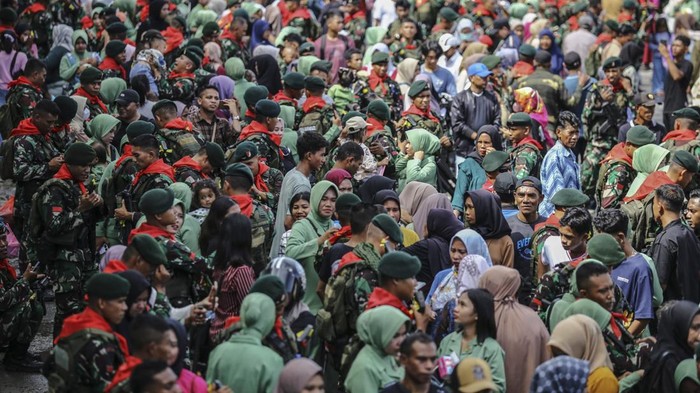 Isak Tangis dan Lambaian Tangan Iringi Keberangkatan TNI ke Papua Seorang prajurit Yonif-732/Banau memeluk istrinya usai mengikuti upacara pemberangkatan Satuan Tugas Pengamanan Perbatasan (Satgas Pamtas) RI-PNG Mobile wilayah Papua di Pelabuhan Ahmad Yani Ternate, Maluku Utara, Minggu (23/3/2025). Sebanyak 450 prajurit Satuan Batalyon Infanteri Yonif-732/Banau tersebut akan bertugas selama sembilan bulan untuk memperkuat pasukan TNI dan Polri yang sudah lebih dulu bertugas menjaga pertahanan dan keamanan di wilayah Papua sekaligus menjalankan tugas menjaga kedaulatan NKRI dengan baik.