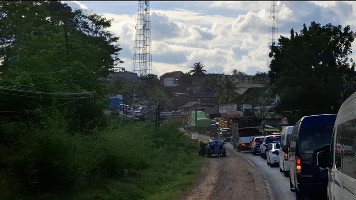 Jalan Lintas Timur Palembang Betung saat mengalami kepadatan