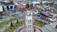 Sejumlah pekerja mengecat ulang Jam Gadang di Bukittinggi, Sumatera Barat, Minggu (23/3/2025).