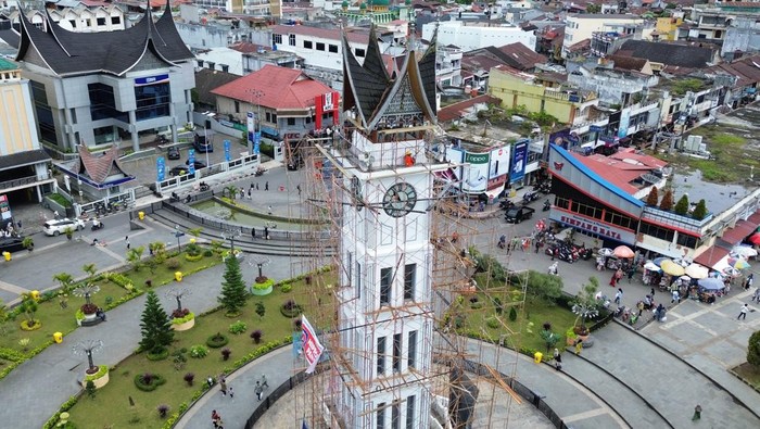 Jam Gadang Dicat Ulang Foto udara pekerja mengecat ulang monumen Jam Gadang di Bukittinggi, Sumatera Barat, Minggu (23/3/2025). Pemkot Bukittinggi mengecat ulang bangunan cagar budaya yang diresmikan pada tahun 1927 itu sekaligus membenahi kawasan pedestrian untuk menyambut kedatangan wisatawan pada momen Lebaran 2025. ANTARA FOTO/Iggoy el Fitra/rwa.