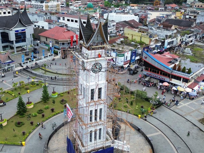 Jam Gadang Dicat Ulang Foto udara pekerja mengecat ulang monumen Jam Gadang di Bukittinggi, Sumatera Barat, Minggu (23/3/2025). Pemkot Bukittinggi mengecat ulang bangunan cagar budaya yang diresmikan pada tahun 1927 itu sekaligus membenahi kawasan pedestrian untuk menyambut kedatangan wisatawan pada momen Lebaran 2025.  ANTARA FOTO/Iggoy el Fitra/rwa.