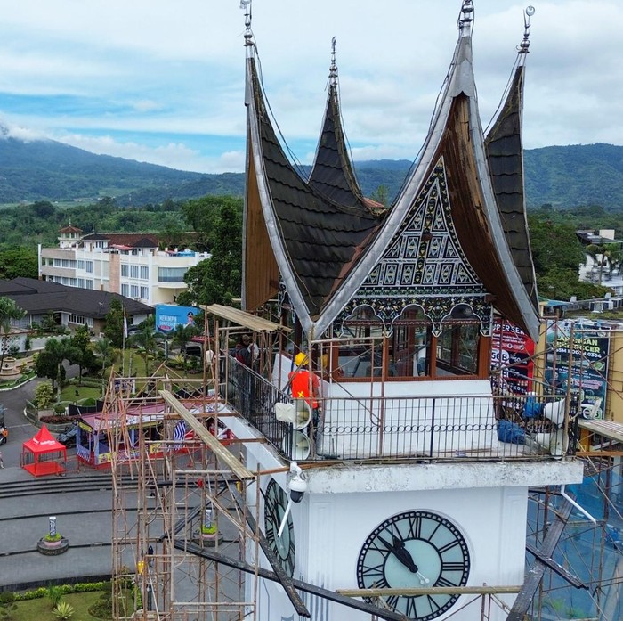 Jam Gadang Dicat Ulang Foto udara pekerja mengecat ulang monumen Jam Gadang di Bukittinggi, Sumatera Barat, Minggu (23/3/2025). Pemkot Bukittinggi mengecat ulang bangunan cagar budaya yang diresmikan pada tahun 1927 itu sekaligus membenahi kawasan pedestrian untuk menyambut kedatangan wisatawan pada momen Lebaran 2025.  ANTARA FOTO/Iggoy el Fitra/rwa.