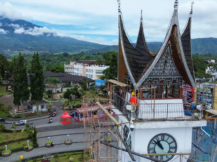 Jam Gadang Bukittinggi Bersolek Jelang Idul Fitri 2025
