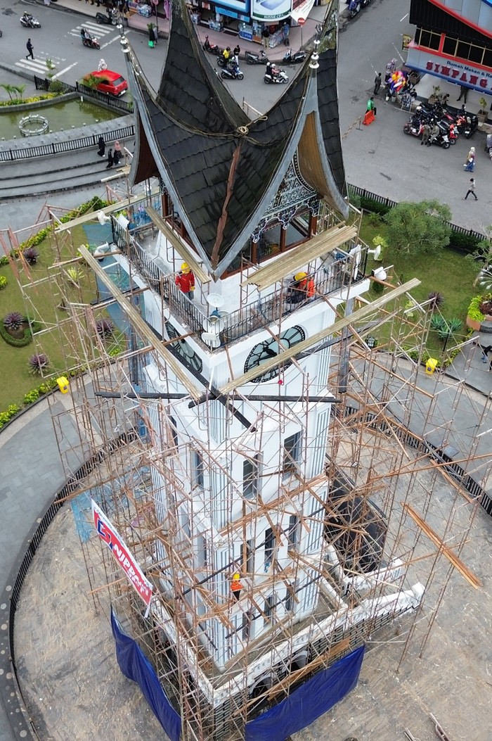 Jam Gadang Dicat Ulang Foto udara pekerja mengecat ulang monumen Jam Gadang di Bukittinggi, Sumatera Barat, Minggu (23/3/2025). Pemkot Bukittinggi mengecat ulang bangunan cagar budaya yang diresmikan pada tahun 1927 itu sekaligus membenahi kawasan pedestrian untuk menyambut kedatangan wisatawan pada momen Lebaran 2025. ANTARA FOTO/Iggoy el Fitra/rwa.
