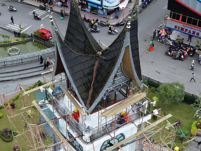Jam Gadang Dicat Ulang Foto udara pekerja mengecat ulang monumen Jam Gadang di Bukittinggi, Sumatera Barat, Minggu (23/3/2025). Pemkot Bukittinggi mengecat ulang bangunan cagar budaya yang diresmikan pada tahun 1927 itu sekaligus membenahi kawasan pedestrian untuk menyambut kedatangan wisatawan pada momen Lebaran 2025. ANTARA FOTO/Iggoy el Fitra/rwa.