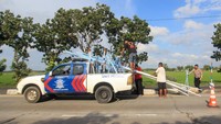 Pembatas jalan itu terbuat dari bambu. 