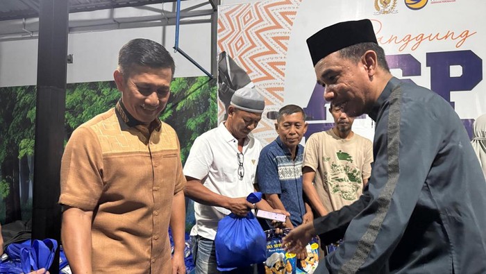 Kapolda Sulsel Irjen Rusdi Hartono bersama Anggota Komisi III DPR RI, Rudianto Lallo (RL) membagikan paket sembako kepada warga Kota Makassar.