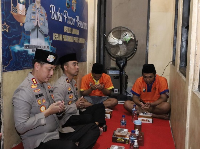 Kapolres Lamonan Buka Puasa Bersama Tahanan Tekankan Pentingnya Pembinaan