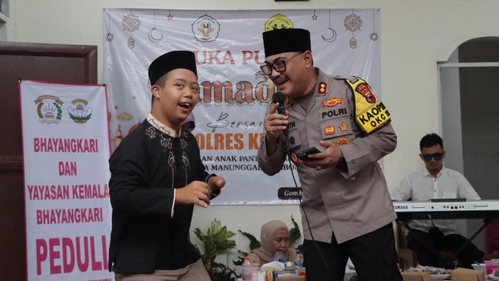 Kapolres Kebumen AKBP Eka Baasith Syamsuri buka puasa bersama jajaran penyandang disabilitas di Yayasan ABK Putra Manunggal Gombong, Jumat (21/3/2025).