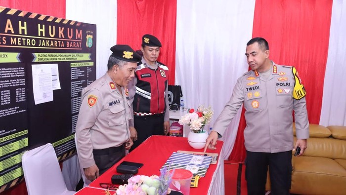 Kapolres Metro Jakarta Barat, Kombes Twedi Aditya Bennyahdi mengecek pos pengamanan mudik Lebaran (dok Polri)