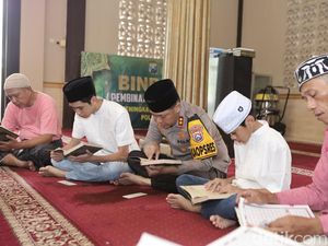 Tadarus Bareng Warga Rutin Digelar di Masjid Al Busrah Polres Lamongan