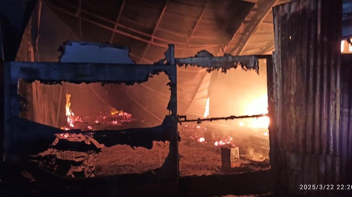 Kebakaran melanda gudang mebel yang terletak di Pondok Aren, Tangerang Selatan. Foto: Dok. Damkar Tangsel.