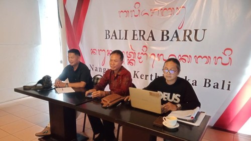 Ketua Umum Pengprov PBSI Bali, I Wayan Winurjaya (tengah), saat Rakor Pengprov PBSI Bali, Minggu (23/3/2025). (Krisna Pradipta/detikBali)