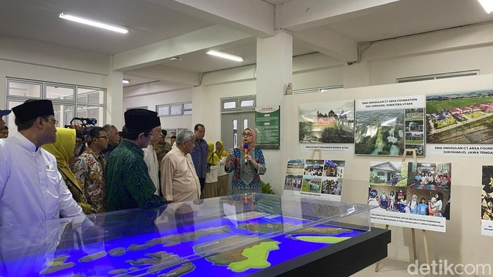 Ketua Yayasan CT Arsa Foundation, Anita Ratnasari Tanjung di SMA Unggulan CT Arsa di Desa Sidorejo, Kecamatan Bendosari, Kabupaten Sukoharjo, Minggu (23/3/2025).