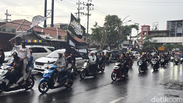 Konvoi pemotor di Surabaya.