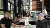 Ngopi sekaligus menikmati waktu bersama, Fadel dan Muzdalifah tampil keren saat bersantai di kafe Union. Foto: Instagram @muzdalifah999