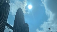 Menara kembar Petronas di Kuala Lumpur di galeri Instagram Ifan. Ia dikenal sebagai penyanyi dan vokalis band Seventeen.