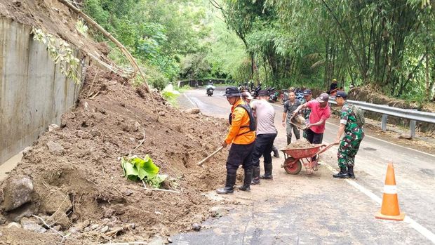Longsor di ruas jalan  Kecamatan Panggul