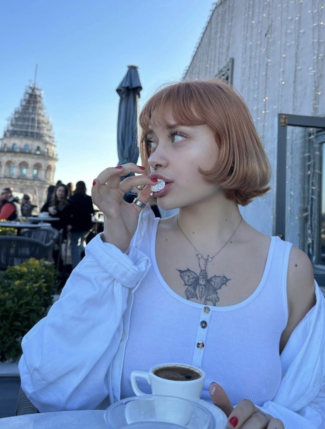 Setelah dilakukan pencarian intensif, Maria ditemukan pada 19 Maret 2025 dalam kondisi kritis di pinggir jalan. Maria mengalami cedera serius dan langsung dilarikan ke rumah sakit untuk mendapatkan perawatan darurat, ungkap seorang sumber kepolisian Dubai. Saat ditemukan, ia tidak membawa kartu identitas atau telepon genggamnya. Foto: dok. Instagram @ae3marylu