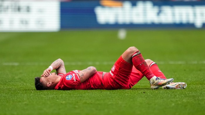 ENSCHEDE, NETHERLANDS - MARCH 16: Mees Hilgers of FC Twente lies on the ground with an injury during a Dutch Eredivisie match between FC Twente and Feyenoord at De Grolsch Veste on March 16, 2025 in Enschede, Netherlands. (Photo by René Nijhuis/BSR Agency/Getty Images)