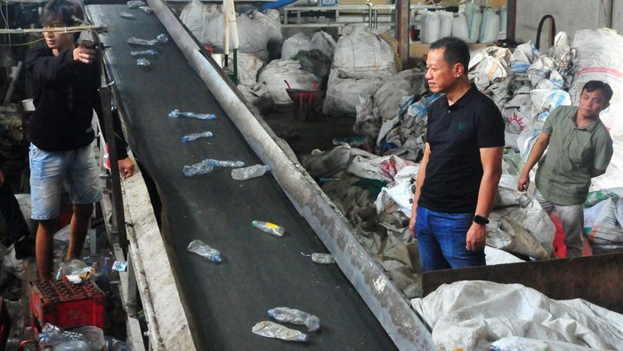 Pekerja menunjukkan sampah plastik icacah di rumah pengolahan sampah plastik Langit Biru, Desa Piji, Dawe, Kudus, Jawa Tengah, Minggu (23/3/2025). Tempat pengolahan sampah plastik tersebut mampu mencacah sampah sepert gelas plastik, botol plastik serta galon plastik hingga 3 ton per hari untuk kemudian diolah menjadi biji plastik dan produk berbahan plastik sekaligus sebagai upaya mengurangi pencemaran sampah plastik. ANTARA FOTO/Yusuf Nugroho/rwa.