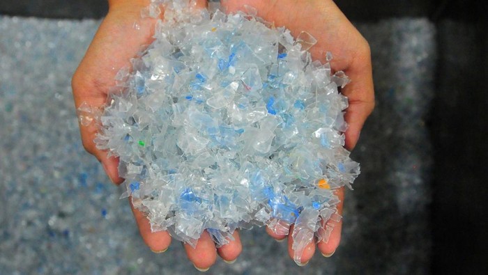 Pekerja menunjukkan sampah plastik icacah di rumah pengolahan sampah plastik Langit Biru, Desa Piji, Dawe, Kudus, Jawa Tengah, Minggu (23/3/2025). Tempat pengolahan sampah plastik tersebut mampu mencacah sampah sepert gelas plastik, botol plastik serta galon plastik hingga 3 ton per hari untuk kemudian diolah menjadi biji plastik dan produk berbahan plastik sekaligus sebagai upaya mengurangi pencemaran sampah plastik. ANTARA FOTO/Yusuf Nugroho/rwa.