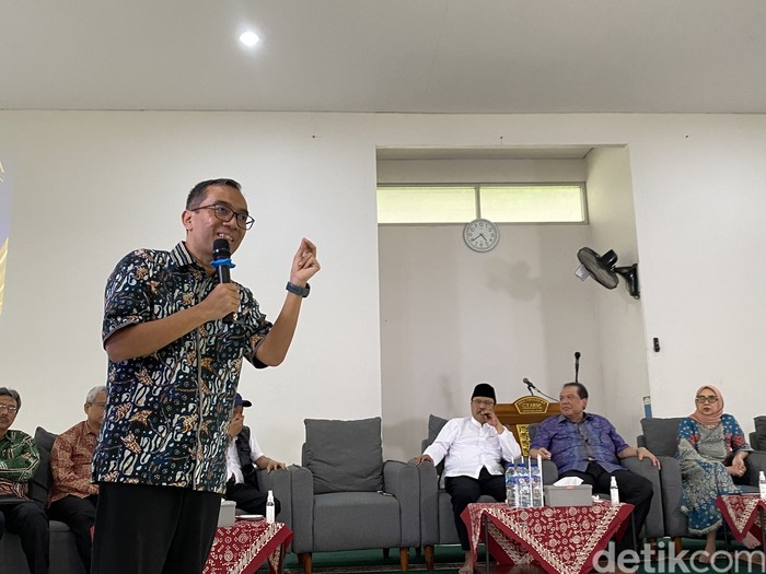 Mendiktisaintek Brian Yuliarto di SMA Unggulan CT ARSA Sukoharjo