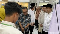 Mendiktisaintek Brian dan Mensos Gus Ipul melihat hasil riset siswa-siswi SMA Unggulan CT ARSA Sukoharjo. Foto: (Fahri Zulfikar/detikcom)